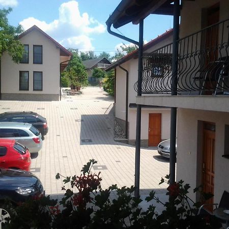 Hotel Penzion Karen à Podhájska Extérieur photo