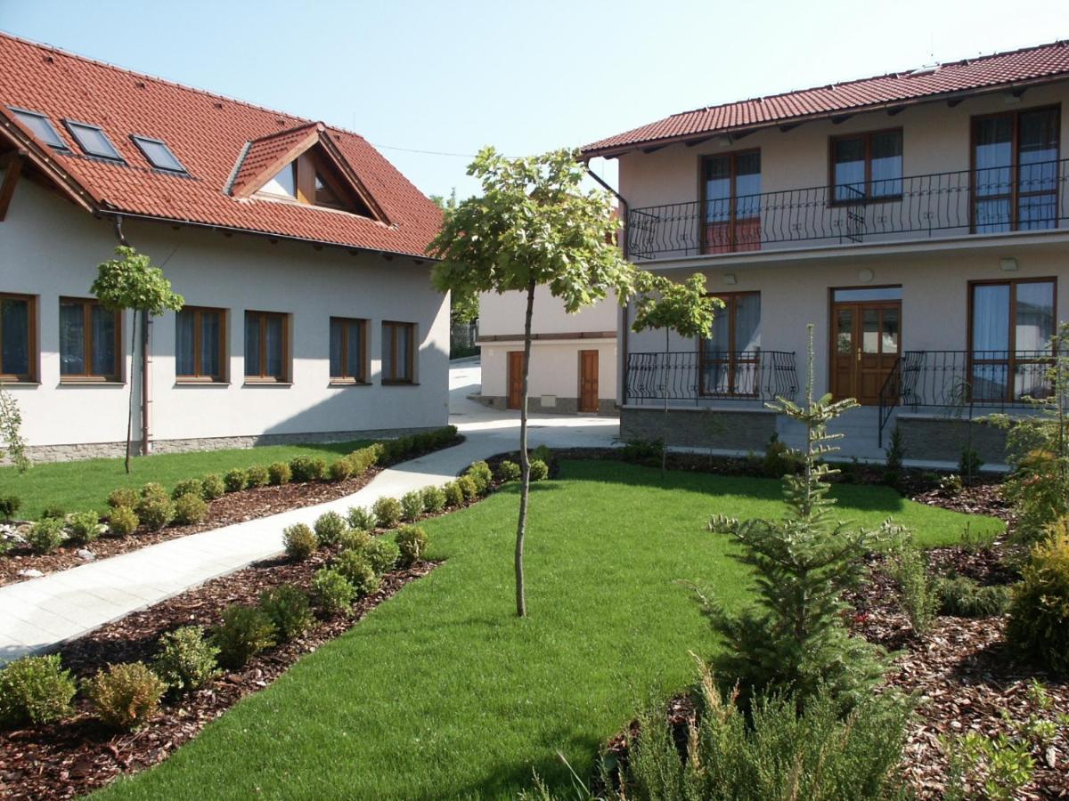 Hotel Penzion Karen à Podhájska Extérieur photo