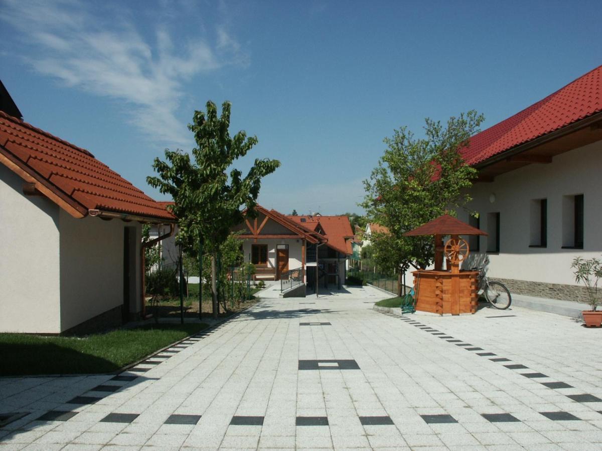 Hotel Penzion Karen à Podhájska Extérieur photo